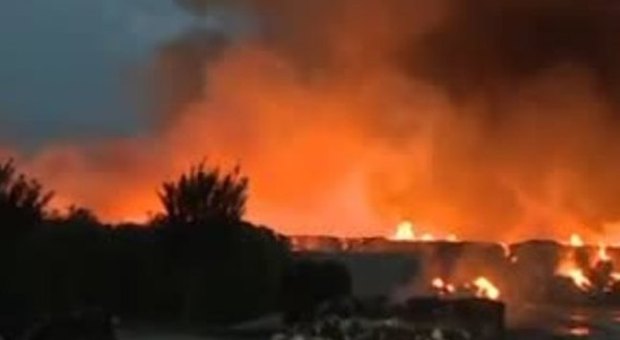 Terra dei fuochi, incendio divampa in un'isola ecologica del Casertano