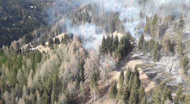 L'incendio a Col Curiè ripreso dall'elicottero della Regione