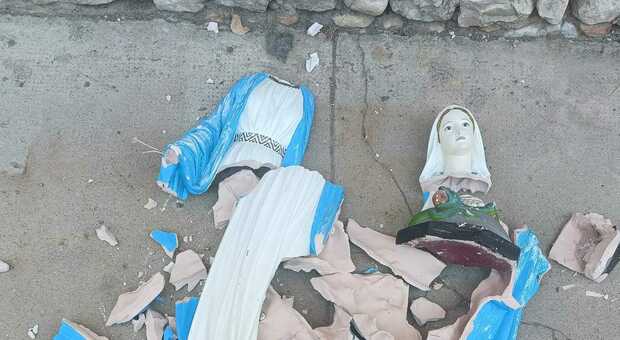 Vandali nella notte: sparite le statue della Madonna dai capitelli, una fatta a pezzi