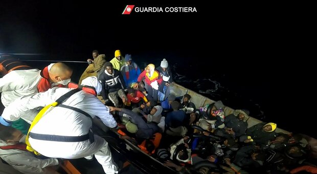 Lampedusa, morto neonato di 5 mesi durante uno sbarco: numerosi gli arrivi, soccorritori allo stremo