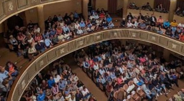 Il teatro comunale di Belluno lunedì scorso per VajontS (foto dall'account Instagram di Oltre le Vette)