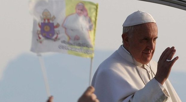 Vaticano, Piazza San Pietro gremita, papa benedice giovani: «Lo stile dei cristiani è l'umiltà»