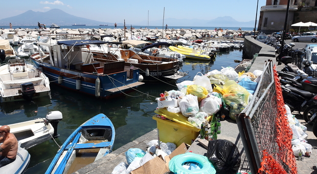 La raccolta differenziata arranca: montagne di rifiuti assediano Napoli