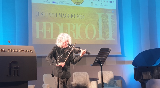 Festival Stupor Mundi a Jesi, il maestro Angelo Branduardi fa cantare il pubblico