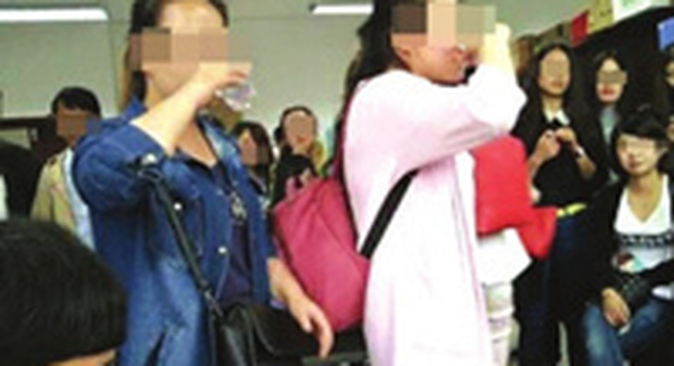 Studentesse cinesi alle prese con esame alcolico (foto China Radio National)