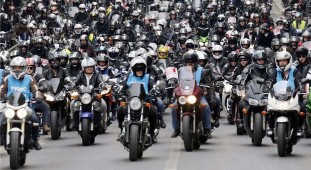 Un gruppo di motociclisti