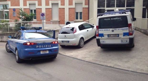 La polizia all'ospedale di Senigallia