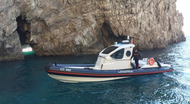 Il mistero dell'uomo scomparso in mare a Capri dal 10 ottobre, in azione anche i carabinieri con i battelli