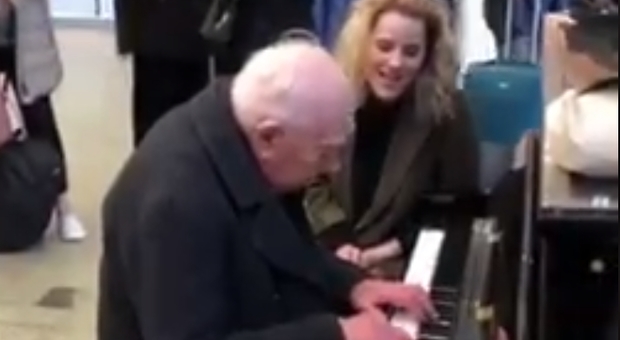 Un frame del video del pianista di 91 anni pubblicato su Facebook