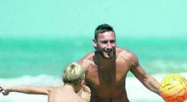 Sabaudia, Totti e Ilary rivali al mare Il capitano gioca in famiglia