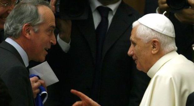 Benedetto XVI con il presidente della Figc Giancarlo Abete (Ansa)