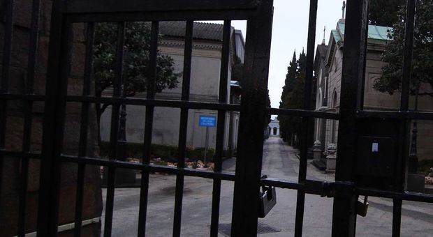 Napoli, il Comune chiude i cimiteri: «Allerta meteo e raffiche di vento»
