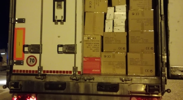 Fermato alla guida di un camion pieno di elettrodomestici rubati