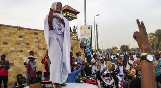 Alaa Salah, la "regina" delle proteste in Sudan