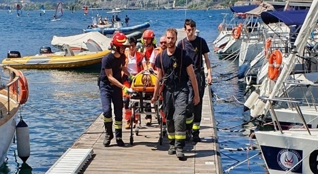 Uomo colto da un malore cade nel lago di Garda e annega, ripescato dalla Guardia Costiera