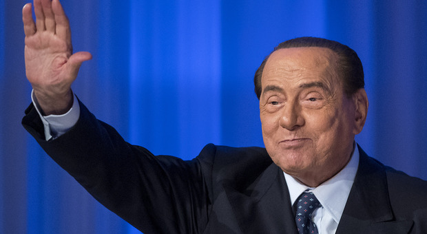 Berlusconi positivo al Covid. Renzi: «Un affettuoso abbraccio». Meloni: «È un leone, supererà anche questa»
