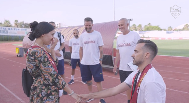 Mourinho, ragazzo portoghese e tifoso della Roma fa la proposta di matrimonio alla fidanzata davanti al tecnico: il video diventa virale