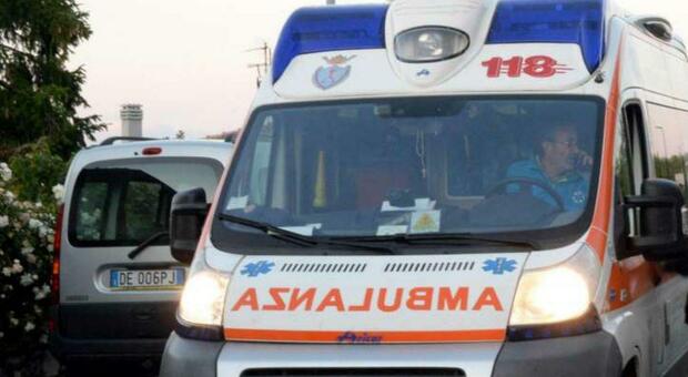 Il petardo non esplode ma prende fuoco: 12enne in ospedale