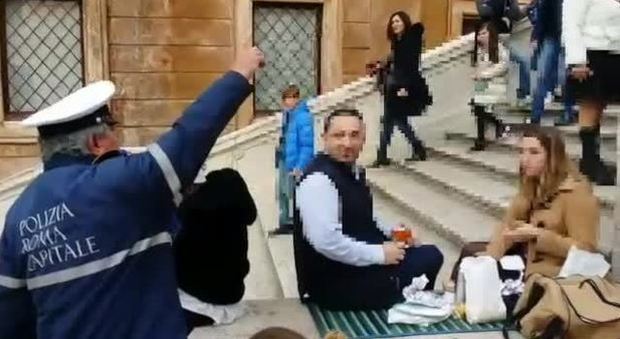 Roma, turisti fanno un picnic sulla scalinata di Trinità dei Monti, il vigile li allontana: «Questo è un monumento»