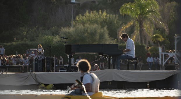 Il concerto "galleggiante" del pianista Taskayali in mezzo al lago,con il pubblico nelle canoe. Guada le Foto inedite