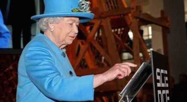 Twitter, la prima volta della Regina Elisabetta
