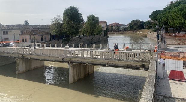 Cavo beffa a Senigallia, Telecom stringe i tempi: Ponte Garibaldi giù entro 10 giorni