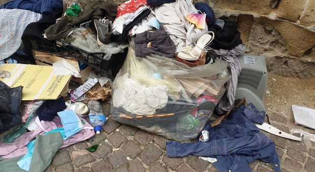 Sporcizia, vestiti, bottiglie in pieno giorno nella favela di via Galileo Ferraris, a due passi dall'ingresso dell'autostrada.
