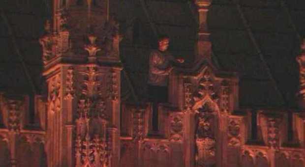 Londra, uomo sorpreso di notte a camminare sul tetto del Parlamento: allarme a Westminster