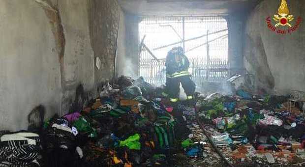 Scoppia un incendio: devastato il magazzino di una ditta tessile