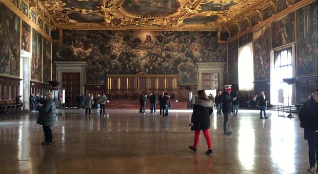 Colpo a Palazzo Ducale, la Scientifica a caccia d'indizi sulla "talpa"