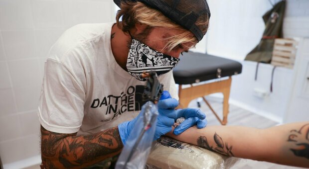 Alla Garbatella sbarca il tatuatore old school: così l'inchiostro su pelle diventa arte