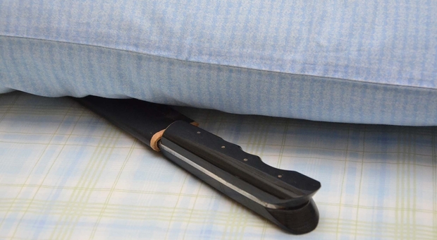 «Mio marito violento, dorme col coltello sotto il cuscino»: tutto falso, va a processo