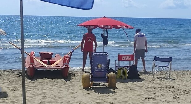 In spiaggia arrivano gli addetti "stewart" per assistere i disabili