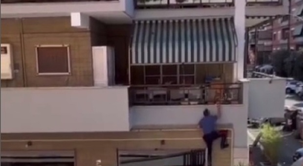 Carabiniere “spider man”, si arrampica sulla facciata del palazzo: «Sta cercando il ladro». Il video è virale