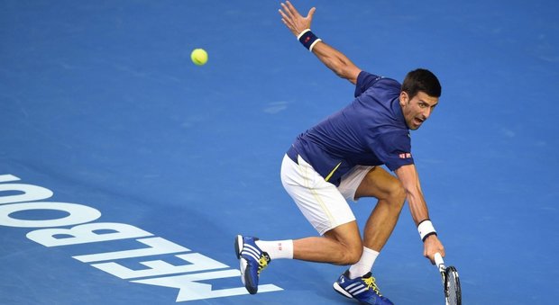 Australian Open, vanno avanti i n. 1: Djokovic in semifinale sfida Federer, Serena trova Radwanska