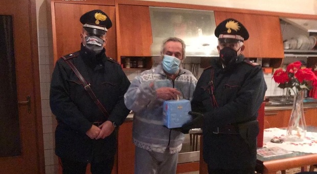 Anziano bloccato da solo in casa, i farmaci essenziali glieli portano i carabinieri