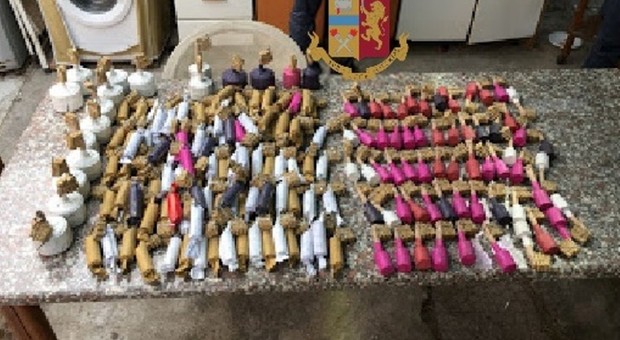 190 bombe carta artigianali sequestrate in una casa a Pompei