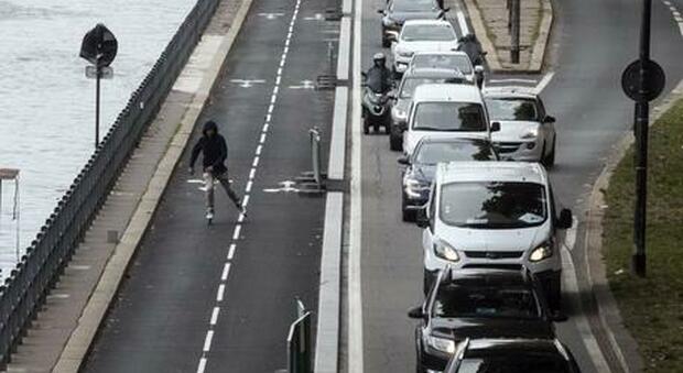 Parigi, limite di velocità a 30 km/h. Ira automobilisti: «I pedoni vanno più veloci di noi»