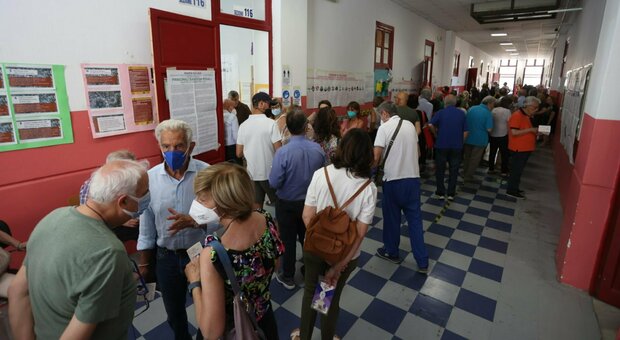 Palermo, caos ai seggi: forfait di 170 presidenti. Lamorgese: «Assenze gravissime»