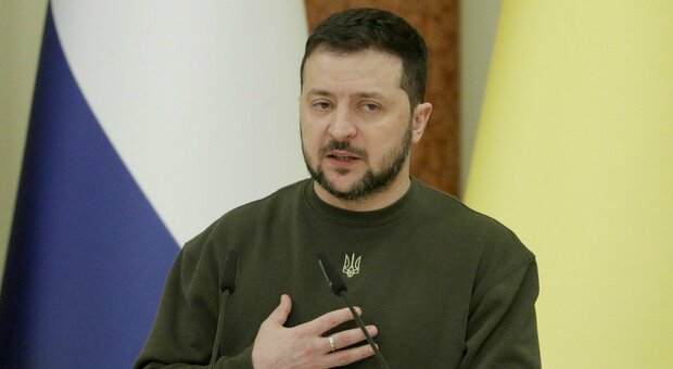 L'assessore pubblica su Facebook pupazzo di Zelensky e la bandiera ucraina con svastica. Scoppia la polemica
