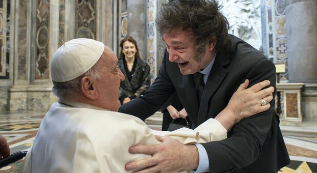 l'abbraccio tra Papa Francesco e il presidente Milei in basilica
