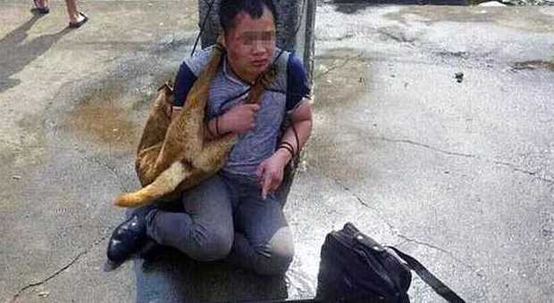 Cina, rubano due cani per macellarli: pestati per 9 ore dalla folla inferocita