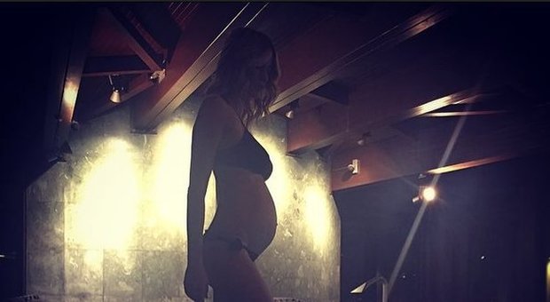 Anche la sexy Elena Santarelli ha la cellulite. Su Instagram: "Sono una cartina geografica..."