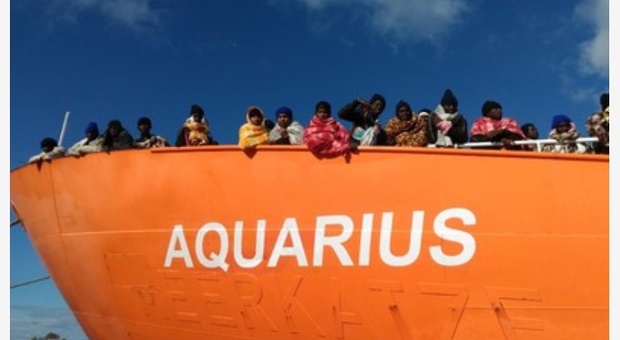 Migranti, Salvini contro l'Aquarius con 142 profughi a bordo: «Non vedrà mai un porto italiano»