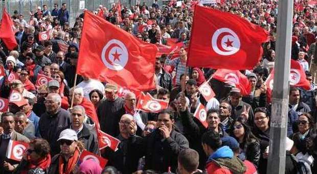 Tunisi, decine di migliaia alla marcia contro il terrorismo. Renzi: non vinceranno