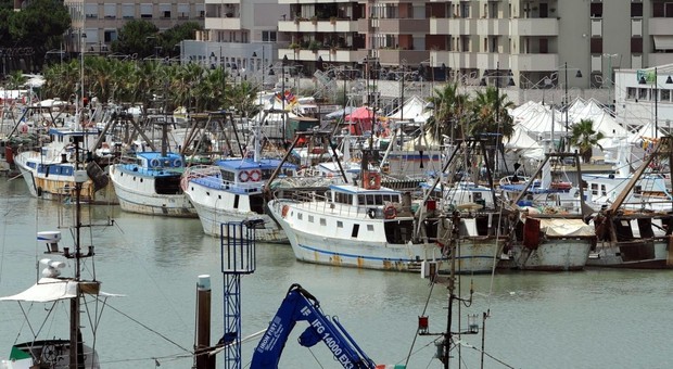 Teme di non poter più andare in barca, pescatore suicida sul peschereccio