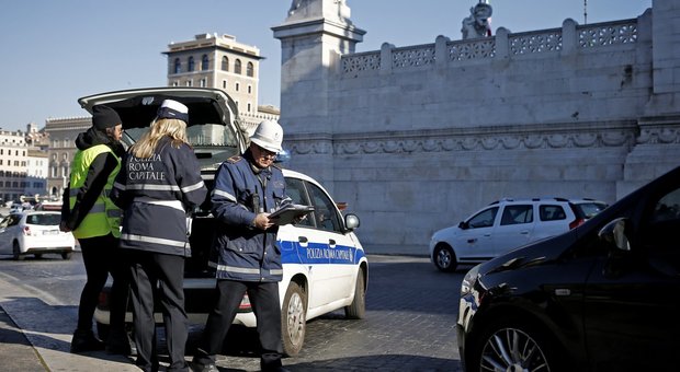 Roma, lite nel traffico in Centro: marito e moglie staccarono dito a una donna: rischiano processo