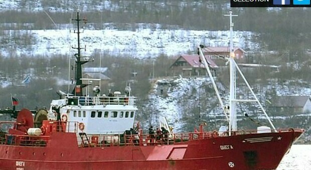 Russia, affonda una nave di pescatori incastrata nel ghiaccio: «Tutti caduti in mare, 17 morti e 2 salvi»