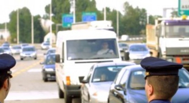 Milano-Varese, un morto e otto feriti: coinvolte 10 auto, chiusa l'autostrada