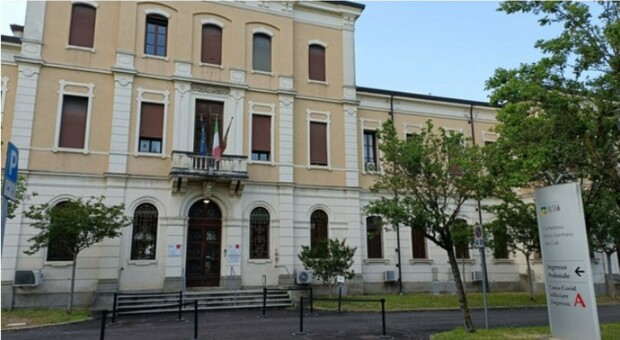 Padova, ragazza di 18 anni si butta dalla finestra dopo la visita psichiatrica, la madre: «Avevo chiesto il ricovero in una casa di cura»